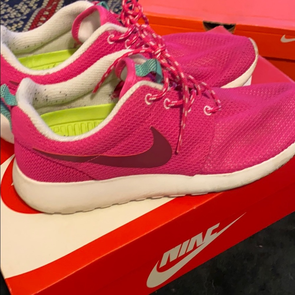 Nike women’s roshe runs